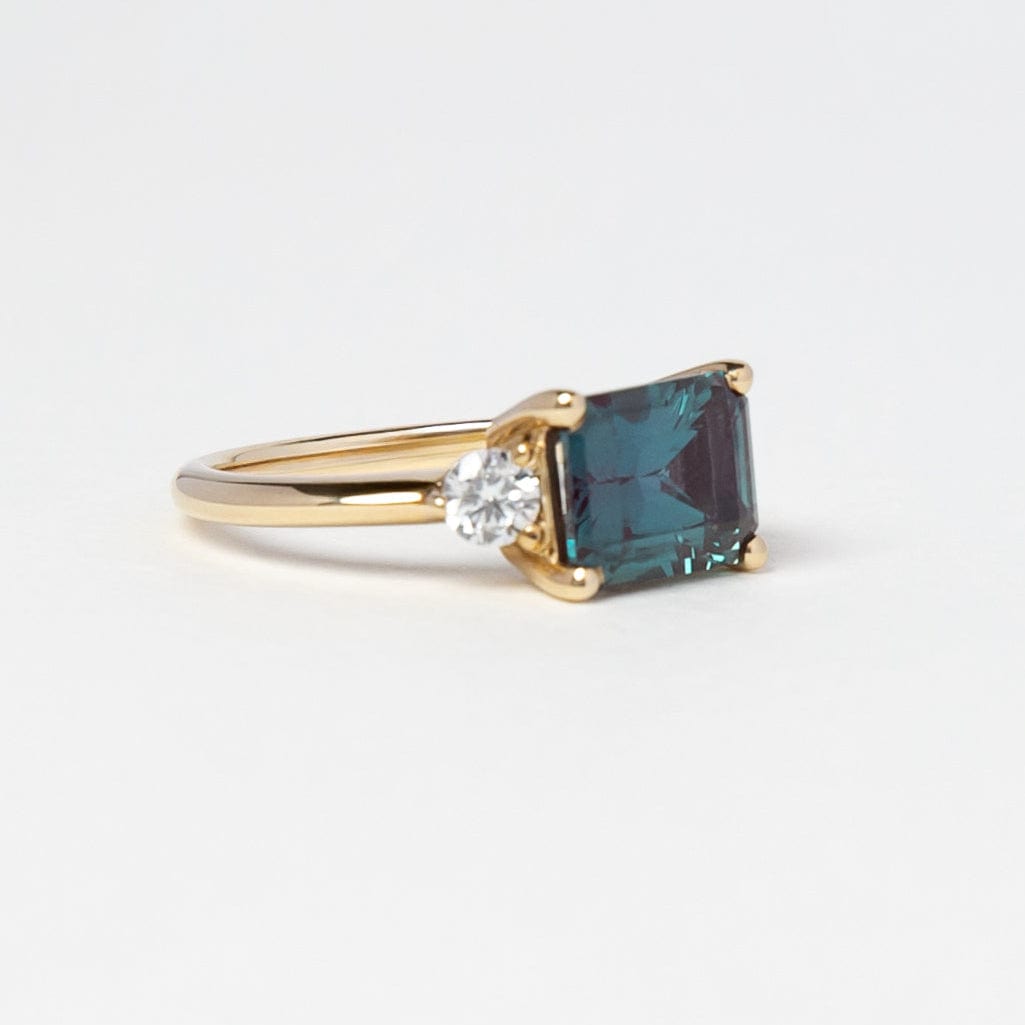 alexandrite-east-west-diamond-unique-engagement-ring-yellow-gold-side2