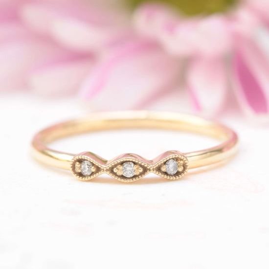 antique-style-milgrain-diamond-wedding-ring-yellow-gold.